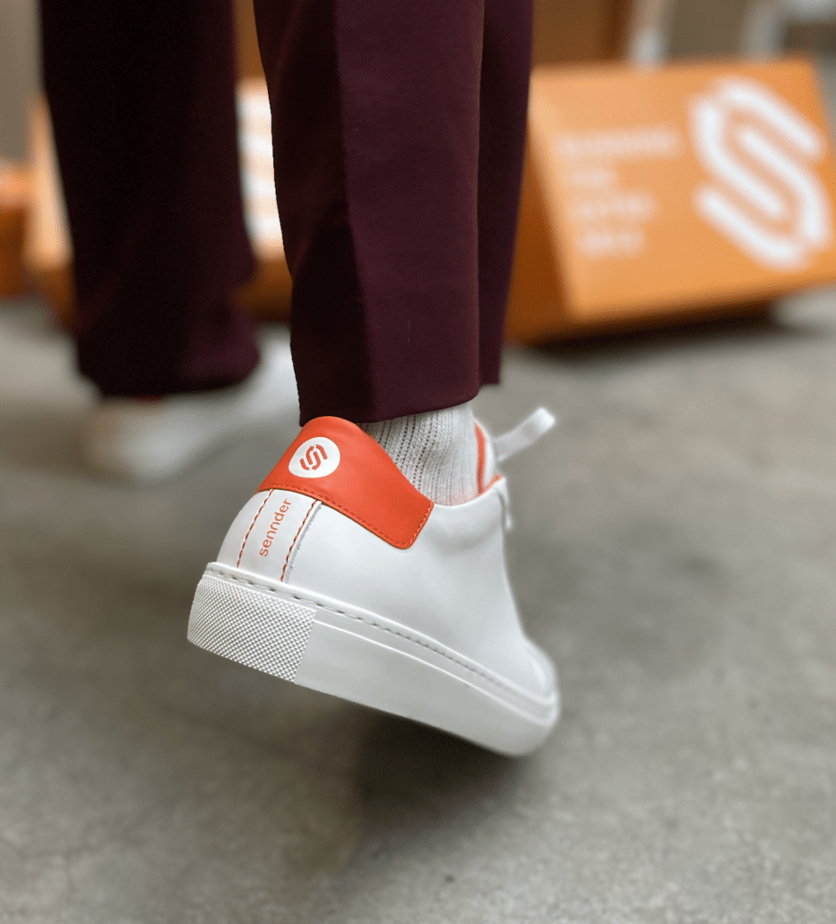 Sneaker mit Firmenlogo